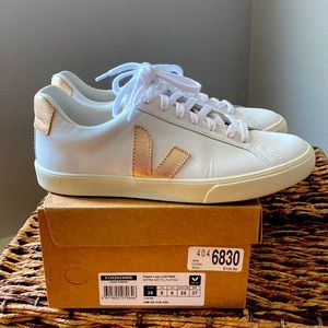 Women’s Veja Eplar Leather Sneakers. Gently worn only a few times!